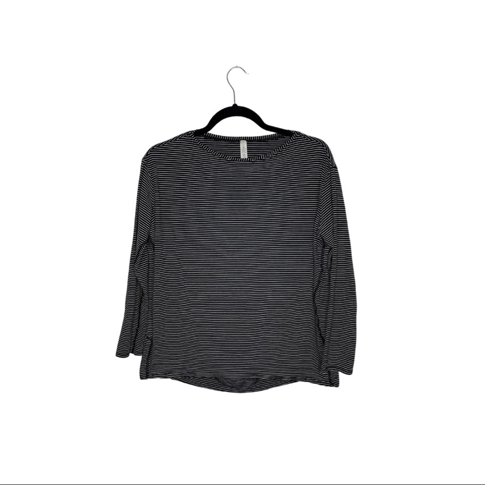 Lululemon Women's Top Back in Action Long Sleeve
Striped Black/ White Size 4